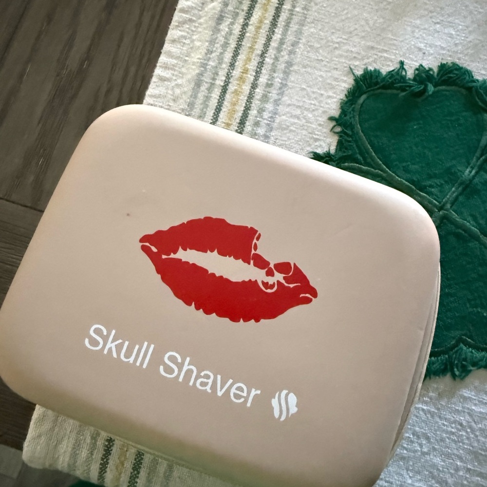 Woman Skull Shaver Case like New